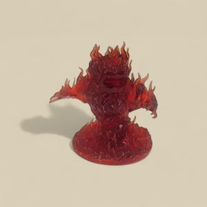 Op de afbeelding: Een doorschijnend rood beeldje van een vurige elemental. De figuur heeft een humanoïde vorm met vlammen die uit zijn hoofd en lichaam komen. Het staat op een cirkelvormige basis en werpt een schaduw.