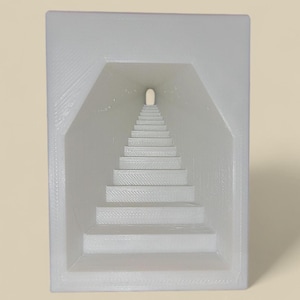 Puede incluir: Escultura blanca impresa en 3D de una escalera que retrocede en un marco rectangular. Las escaleras conducen a una pequeña abertura en la parte superior. La escultura es una forma geométrica sólida con un diseño minimalista.