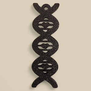 Puede incluir: Adorno de pared de metal negro con forma de hélice de ADN. La pieza decorativa presenta una superficie texturizada y una abertura en forma de ojo de cerradura en la parte superior para colgarla. El diseño incluye tres conjuntos de formas de doble hélice con detalles recortados.