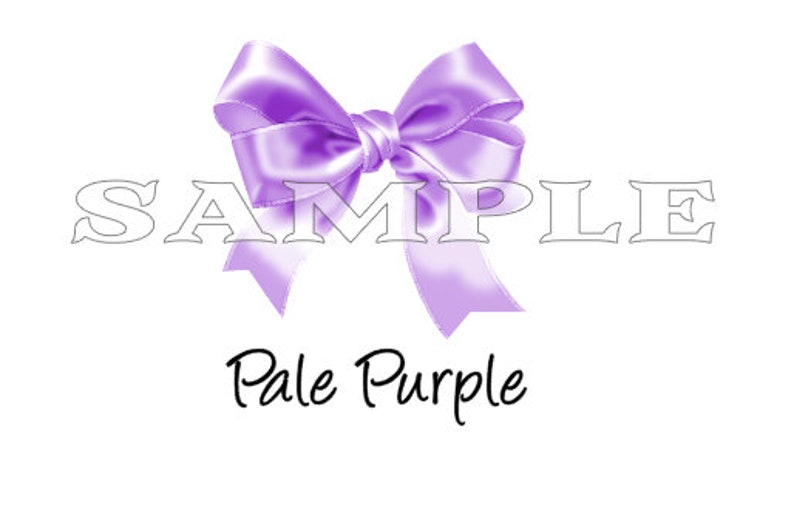 Puede incluir: Cinta de sat&eacute;n de color lila p&aacute;lido atada en un lazo. La palabra "SAMPLE" est&aacute; escrita en blanco sobre el lazo. El texto "Pale Purple" est&aacute; escrito debajo del lazo.
