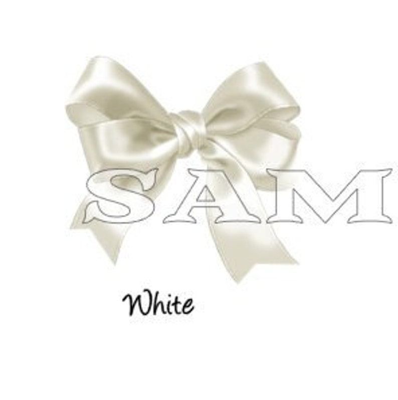 Puede incluir: Lazo de sat&eacute;n blanco con la palabra "SAM" impresa en letras negras.