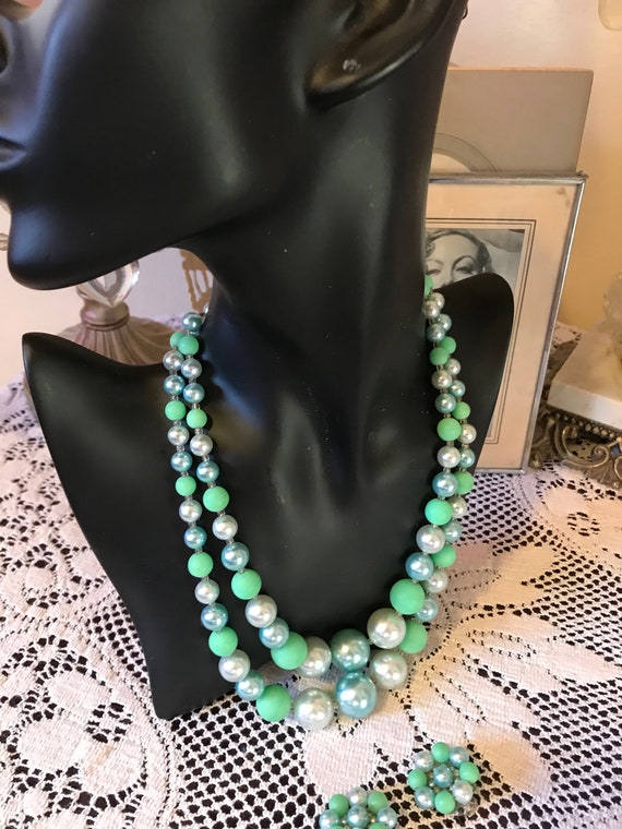 Vintage 50s Timeless Elegant Double Strand Green … - image 3