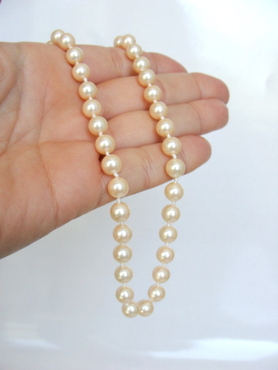 Vintage faux pearls, warm ivory strand of pearls,… - image 4