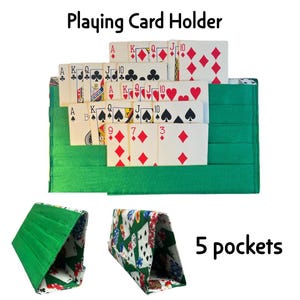 Peut inclure: Porte-cartes de jeu en tissu vert avec 5 poches, contenant des cartes à jouer. Le texte "Playing Card Holder" est en haut. Le support est présenté avec des cartes dans les poches et deux autres vues du support.