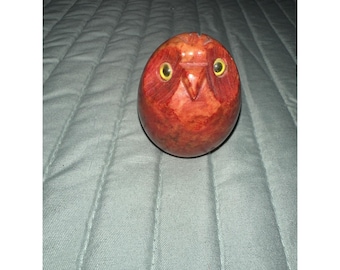 Figura de búho tallada a mano en mármol alabastro naranja de 5 cm (2 pulgadas) que sirve de pisapapeles.