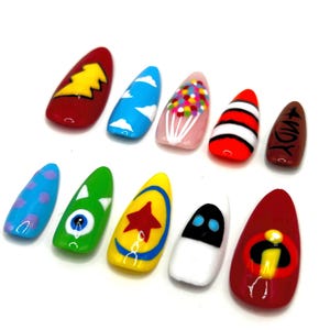 Può includere: Set di 10 unghie finte con diversi design di personaggi Disney. Le unghie sono dipinte in vari colori, tra cui rosso, blu, verde, giallo e bianco. I design includono un fulmine, nuvole, palloncini, uno schema a righe, un occhio di mostro, una stella, un robot e un simbolo di supereroe.