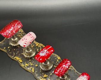 Uñas postizas de gel pintadas a mano con temática navideña roja
