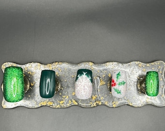 Acebo navideño verde brillante ~ Uñas de gel pintadas a mano ~