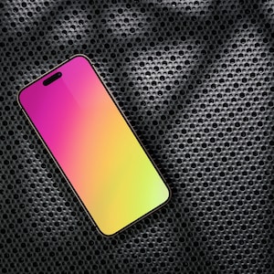 Könnte beinhalten: Ein Smartphone mit einem lebendigen Farbverlaufsbildschirm, der von tiefem Magenta oben zu hellem Gelb unten übergeht, mit einer pillenförmigen Aussparung in der oberen Mitte des Displays und einem dünnen schwarzen Rahmen.