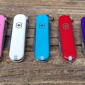 Gebrauchtes Schweizer Taschenmesser Victorinox 58 mm Classic SD Rot, Weiß, Blau, Pink, Violett