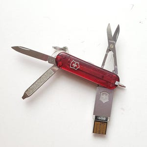 Pre-owned Victorinox Swiss Memory 16GB: Ruby Red Multi-Tool with Pen