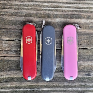 Lot Von Drei Gebrauchte Schweizer Taschenmesser Victorinox 58 mm Classic SD Rot, Grau, Pink