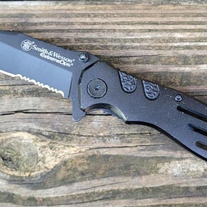 Pre-owned Smith & Wesson Extreme Ops SWA24S Black Pocket Knife W/Combo Edge Blade--Excellent