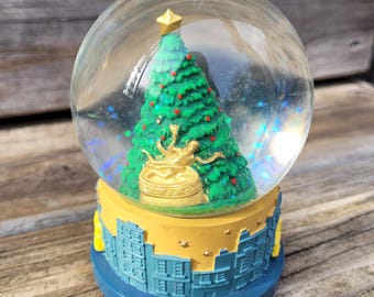 Pre-owned Christmas Tree Musical Snow Globe. NEW YORK Water Globe,  4.5 " Inches