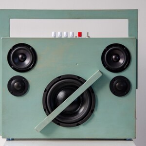 Boombox estéreo, hecho a mano en madera contrachapada, acabado envejecido