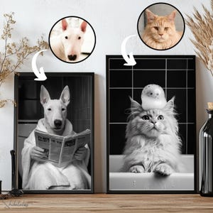 Ritratto personalizzato di un animale domestico, divertente arte da bagno, cane che legge il giornale sul water, arte murale con cane, cane nel water, animale domestico nella vasca da bagno, regalo personalizzato per animali domestici
