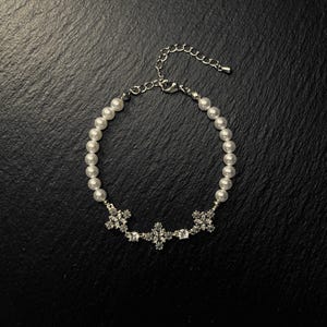 Vintage Faux Pearl Bracelet: Gold Floral Rhinestone Charm, Adjustable