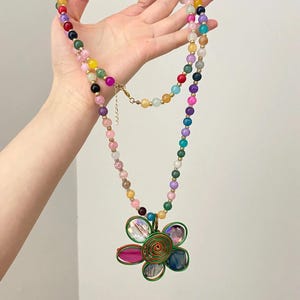 Handgemachte Perlenkette: Bunter Vintage Blumen-Anhänger