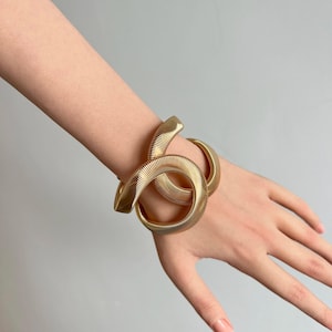 以下が含まれることがあります： 白い文字で「Welcome to our home」と書かれた素朴な木製の看板。 傷んだ仕上げとシンプルなデザインで、玄関の装飾に最適です。