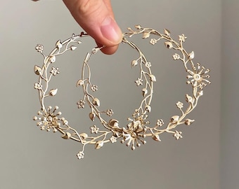 Floral Elegance: Enamel Gold Hoop Earrings With Vibrant Pink  display picture 1