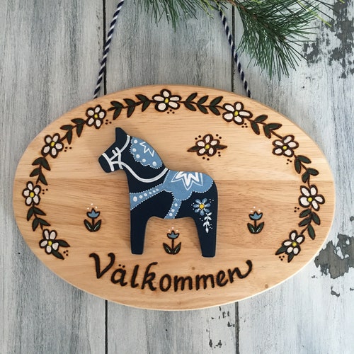 Panneau de bienvenue suédois, cheval de Dala, panneau suédois, cadeaux suédois, décoration suédoise, panneau Välkommen, cadeau pour ami suédois, panneau fait main