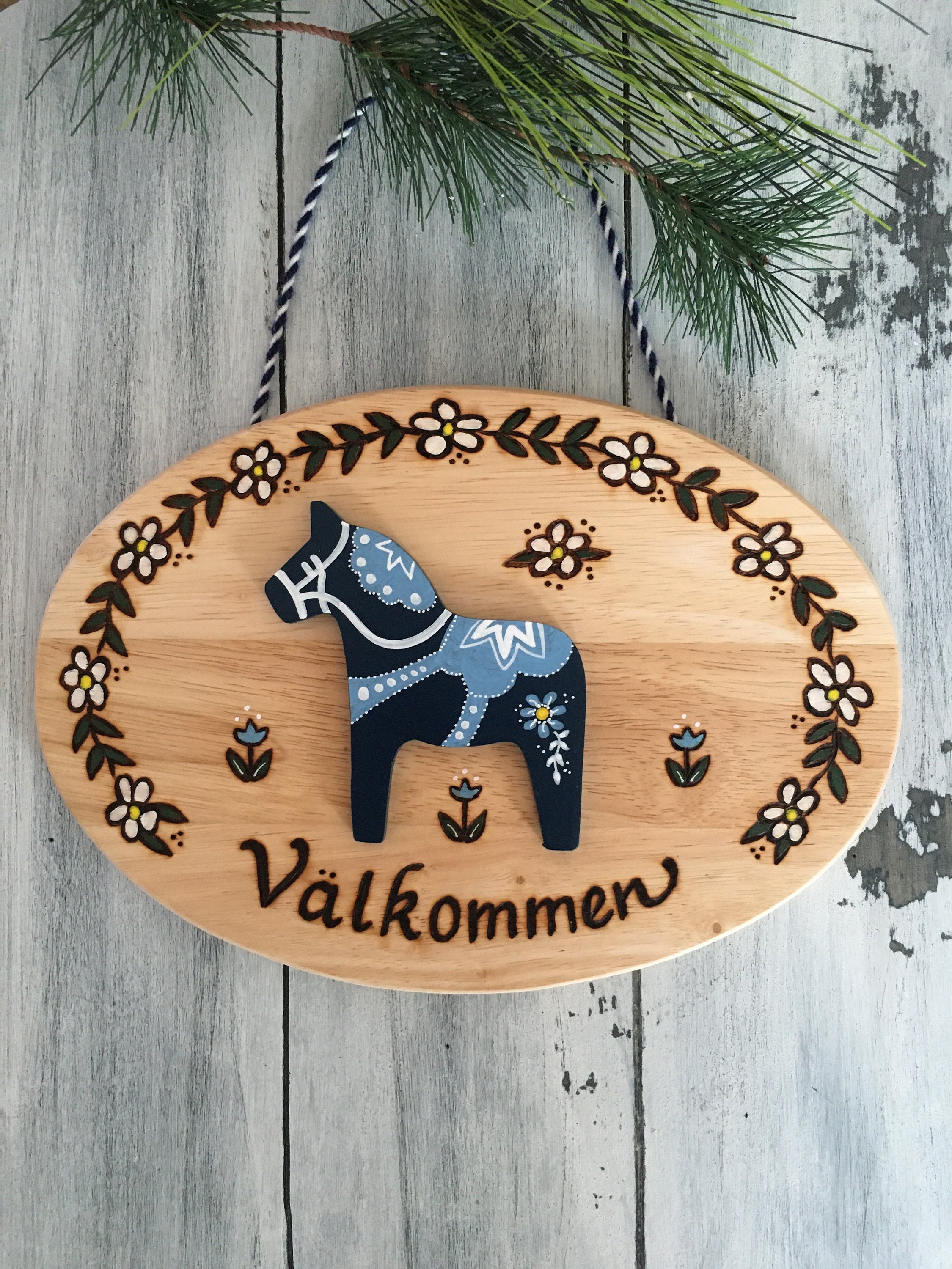 Schwedisches Willkommensschild, Dalapferd, Schild, schwedische Geschenke, schwedische Dekoration, Välkommen Zeichen, Geschenk für schwedischen Freund, HANDMADE