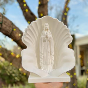 Estatua de la Virgen María en una concha: Santuario mariano impreso en 3D (25 cm)