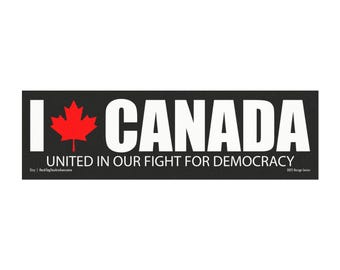Könnte beinhalten: Schwarz-weißer Aufkleber mit einem roten Ahornblatt und dem Text "I ♥ CANADA UNITED IN OUR FIGHT FOR DEMOCRACY 2023 Design Series"