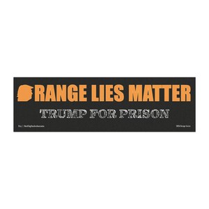 Może przedstawiać: Czarna prostokątna naklejka z pomarańczowym tekstem i sylwetką twarzy. Tekst brzmi "ORANGE LIES MATTER" nad "TRUMP FOR PRISON". Naklejka zawiera również tekst "2024 Design Series".