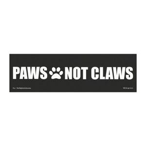 Op de afbeelding: Een zwarte rechthoekige sticker met de woorden "PAWS NOT CLAWS" in witte, vette letters. Een witte pootafdruk-afbeelding staat tussen de woorden. De Etsy shopnaam en "2026 Design Series" staan onderaan.