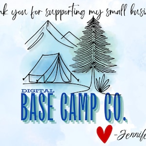 Pu&ograve; includere: Un'illustrazione digitale di una tenda, montagne e un pino su uno sfondo blu acquerellato. Il testo "DIGITAL BASE CAMP CO." &egrave; in lettere blu e verdi con un cuore rosso e il testo "Jennifer" sotto.