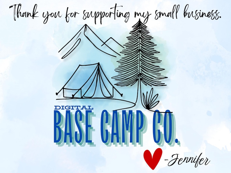 Pu&ograve; includere: Un'illustrazione digitale di una tenda, montagne e un pino su uno sfondo blu acquerellato. Il testo "DIGITAL BASE CAMP CO." &egrave; in lettere blu e verdi con un cuore rosso e il testo "Jennifer" sotto.