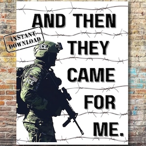 Op de afbeelding: Digitale print met een soldaat in camouflage met een geweer en de tekst "AND THEN THEY CAME FOR ME". Het ontwerp bevat prikkeldraad en een stempel "DIRECT DOWNLOAD".