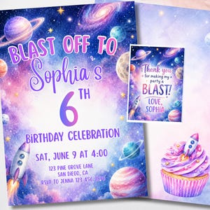 Può includere: Un set di inviti e biglietti di ringraziamento per una festa di compleanno a tema spaziale. L'invito recita "Blast Off To Sophia's 6th Birthday Celebration". Il design presenta pianeti, stelle e un razzo. Viene mostrato anche un cupcake con un razzo.