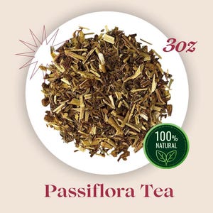 Peut inclure: Une assiette blanche contenant un tas de feuilles de thé de passiflore séchées brunes. L'assiette présente un cercle vert avec le texte "100% NATUREL" et deux feuilles vertes. Le texte "30z" est en rouge au-dessus de l'assiette. Le texte "Passiflora Tea" est en rouge sous l'assiette.