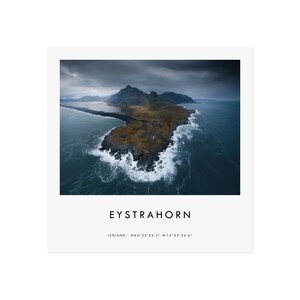Stampa Eystrahorn Islanda - Maestoso paesaggio costiero aereo con coordinate - Arte murale avventurosa islandese