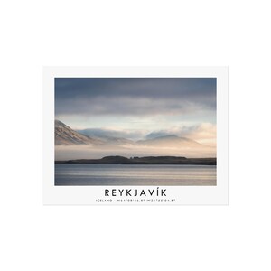 Reykjavík Coastal Serenity - Stampa fotografica del paesaggio islandese - Arte murale di Misty Mountain