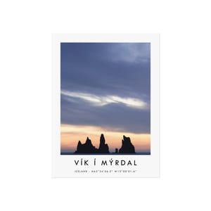 Vík í Mýrdal Sunset Wall Art - Fotografia di paesaggi marini islandesi di Reynisdrangar - Decorazioni costiere nordiche