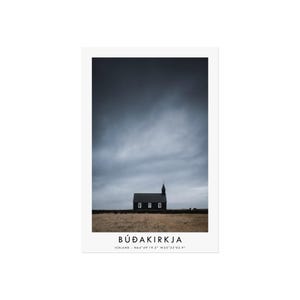 Stampa Búðakirkja Islanda - Scena di chiesa nera minimalista con coordinate - Arte murale islandese suggestiva
