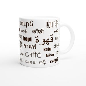 Op de afbeelding: Een witte keramische mok met het woord "koffie" geschreven in verschillende talen, waaronder Engels, Frans, Duits, Italiaans, Spaans, Arabisch, Thais, Koreaans en Hindi.