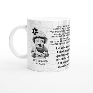 Könnte beinhalten: Weiße Keramik-Tasse mit einer Schwarz-Weiß-Illustration einer historischen Figur, Text und Symbolen. Der Text enthält "EA-NĀSIR" und einen Satz über Kupfer. Die Tasse hat einen weißen Griff.