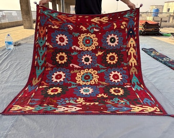 Tappeto uzbeko Suzani Kilim vintage rosso 5'71x5'7 piedi, arte tessile, motivo geometrico e animale tradizionale, ideale per decorazioni murali o soggiorno