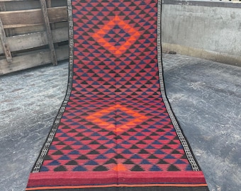 Tappeto Kilim afghano vintage 5x12, tappeto in lana fatto a mano con motivo geometrico tribale a rombi, rosso, nero e blu acceso, passatoia lunga e larga da 12 piedi con tessitura piatta.