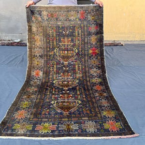 Vintage-Teppich im afghanischen Stammesstil, handgeknüpft, seltene Wolle, 104 x 190 cm, mit floralem Topfmuster, für Wohnzimmer, Schlafzimmer oder als Bodendekoration im volkstümlichen Stil.