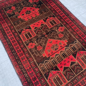 Tapis de guerre afghan baloutche 86 x 140 cm | Tapis vintage en laine noué à la main | Tapis tribal illustré | Art populaire politique rare | Décoration pour petits espaces