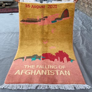 Tappeto di guerra afghano 2&#39;8x3&#39;11 piedi / La caduta dell&#39;Afghanistan / Tappeto artistico in lana fatto a mano / Tappeto politico da parete / Storia afghana unica