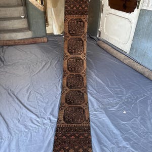 Alfombra de pasillo turcomana vintage, 36 cm x 252 cm. Diseño raro de pata de elefante. Lana hecha a mano. Patrón tribal geométrico. Colores: marrón y rojo. Pasillo estrecho.