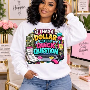 Peut inclure: Un sweat-shirt blanc à manches longues avec une impression graphique colorée portant l'inscription "IF I HAD A DOLLAR FOR EVERY QUICK QUESTION" et des illustrations d'un ordinateur portable, de liasses de billets, d'un mug, d'un bloc-notes et d'un casque.