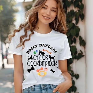 T-shirt hondenopvang chaos coördinator, hondenoppas, medewerker hondenopvang, verjaardagscadeau, cadeau collega