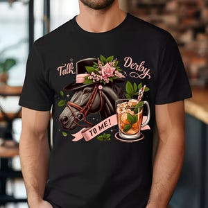 ダービーTシャツ、トークダービー・トゥ・ミーシャツ、ユニセックス競馬Tシャツ、馬のアパレル、レースデーファッション、カントリークラブスタイル、カジュアルサマートップス